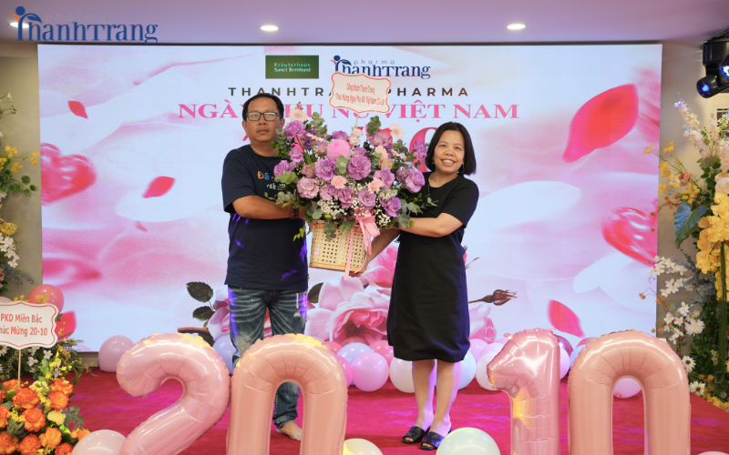 Chu tich Cong doan tang hoa cho chi em cong ty